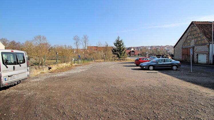 Hier an der Ludwigstraße soll der Dorfplatz von Poppenlauer entstehen. Die Fläche im Vordergrund wird befestigt und kann für Feste und Ähnliches dienen. Die Grünfläche weiter hinten bleibt als solche erhalten. Foto: Dieter Britz