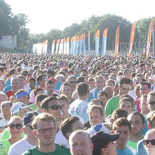 Am Dienstag fand der alljährliche B2RUN Firmenlauf in Nürnberg statt. Es haben sich wieder rund 17.500 Läufer aus 600 Firmen zusammengefunden, um an diesem Laufevent teilzunehmen. Der Zieleinlauf war wie immer im Grundig Stadion.