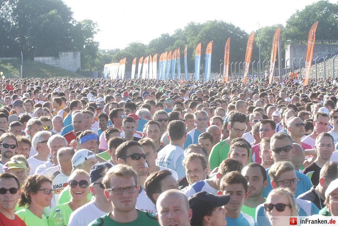 Am Dienstag fand der alljährliche B2RUN Firmenlauf in Nürnberg statt. Es haben sich wieder rund 17.500 Läufer aus 600 Firmen zusammengefunden, um an diesem Laufevent teilzunehmen. Der Zieleinlauf war wie immer im Grundig Stadion.