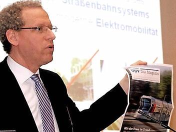 Herzogenaurachs Bürgermeister German Hacker - hier bei einer Veranstaltung im Herzogenauracher Vereinshaus 2015 - hofft, dass die Erlanger pro StUB entscheiden. Foto: Richard Sänger