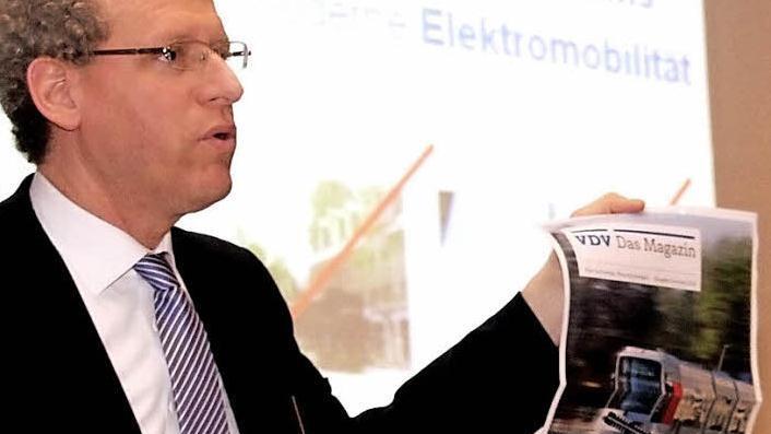 Herzogenaurachs Bürgermeister German Hacker - hier bei einer Veranstaltung im Herzogenauracher Vereinshaus 2015 - hofft, dass die Erlanger pro StUB entscheiden. Foto: Richard Sänger