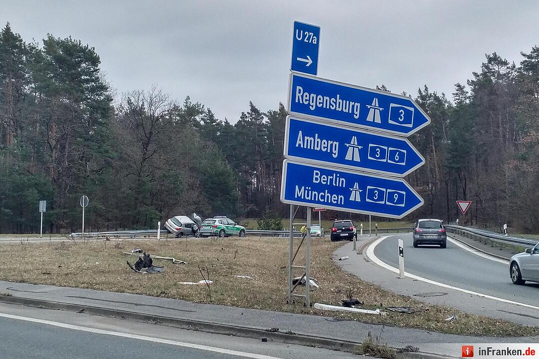 Erste Bilder: Fahrzeug landet auf Leitplanke