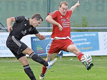SV Wachenroth - FC Pommersfelden. Eine Serie musste reißen. Die bis dahin punktverlustfreien Gastgeber um Jonas Herzog (re.) verloren gegen den jetzt vier Mal siegreichen FC mit Johannes Nägel, der mit seiner Mannschaft auf Rang 2 springt. Foto: Picturedreams