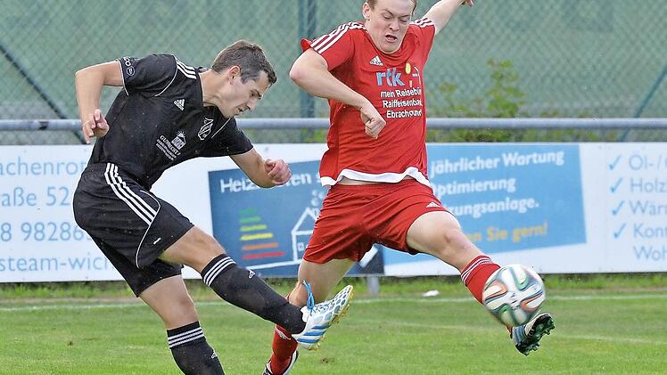 SV Wachenroth - FC Pommersfelden. Eine Serie musste reißen. Die bis dahin punktverlustfreien Gastgeber um Jonas Herzog (re.) verloren gegen den jetzt vier Mal siegreichen FC mit Johannes Nägel, der mit seiner Mannschaft auf Rang 2 springt. Foto: Picturedreams