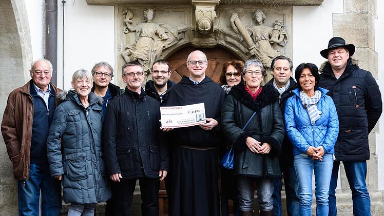 Freut sich über die Spende: Pater Markus Reis (Mitte).  Foto: Björn Hein