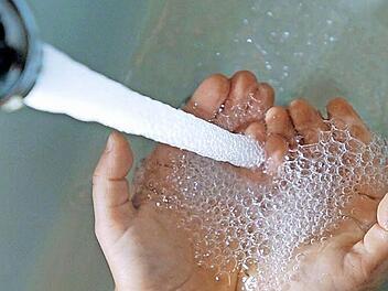 Trotz sinkenden Verbrauchs ud beachtlicher Ausgaben müssen die an die Pfarrweisacher Wasserversorgung angeschlossenen Anwesen für das Trinkwasser nicht mehr zahlen. Symbolbild: Patrick Pleul/dpa