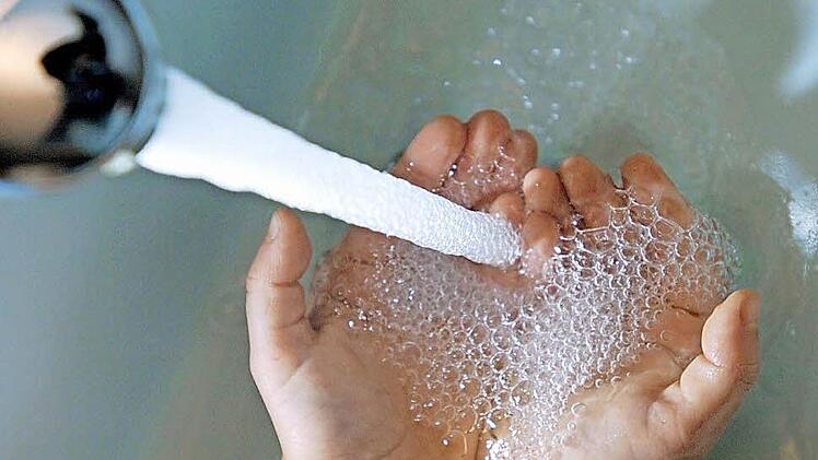 Trotz sinkenden Verbrauchs ud beachtlicher Ausgaben müssen die an die Pfarrweisacher Wasserversorgung angeschlossenen Anwesen für das Trinkwasser nicht mehr zahlen. Symbolbild: Patrick Pleul/dpa