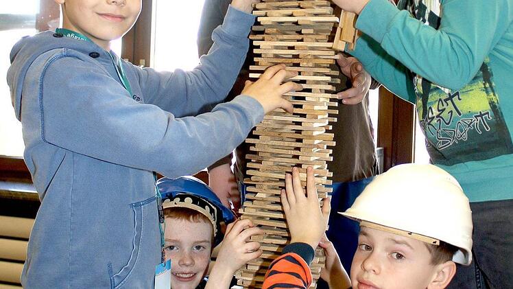 Für einen solch hohen Turm sind natürlich viele "Baumeister" notwendig. Gemeinsam "schaffen" es (von links) Noah, Finn, Julian, Luis und Felix.