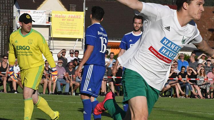 Lukas Tartler erzielt für den FC Untererhal das Tor des Tages...