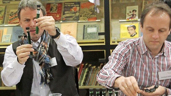 Warum schmeckt uns, was wir essen? Die Gewürzsommeliers Klaus Stickdorn (links) und Christoph Griebel fanden das bei der Sensorik-Schulung des Kompetenzzentrums für Ernährung heraus. Foto: Daniela Arth