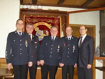 Ehrungen gab es bei der Unterleichtersbacher Feuerwehr (von links): Vereinsvorsitzender Christian Seubert, Kreisbrandinspektor Marco Brust, Werner Milotta, Kommandant Roland Zehner und Bürgermeister Dieter Muth. Foto: Wolfgang Saam