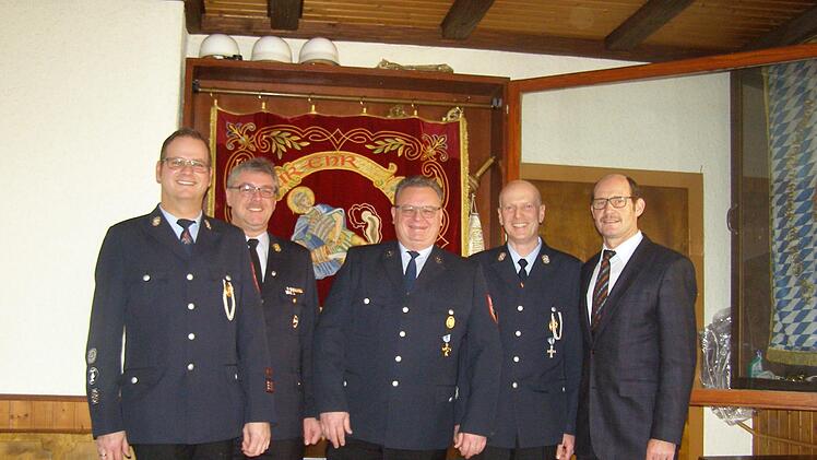 Ehrungen gab es bei der Unterleichtersbacher Feuerwehr (von links): Vereinsvorsitzender Christian Seubert, Kreisbrandinspektor Marco Brust, Werner Milotta, Kommandant Roland Zehner und Bürgermeister Dieter Muth. Foto: Wolfgang Saam