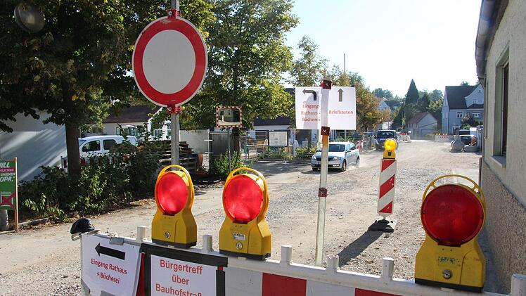 Noch bis September 2019 wird rund um das Rathaus in Röttenbach alles neu gestaltet. Foto: Christian Bauriedel