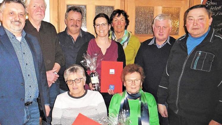 Seit 35 Jahren hält Elfriede Hülswitt (sitzend links) mit Urkunde der Michelauer SPD die Treue. Daneben Neumitglied Anita Kremer. Mit im Bild (von links) Vorsitzender Jürgen Spitzenberger, Paul Habich vom Ortsverein Schwübitz, Dritter Vorsitzender Hubert Robisch, Simone Naumann, Sabine Wich (JSB ) so wie Zweiter Vorsitzender Jürgen Eckstein und Fraktionssprecher Roland Braun  Foto: Heinz Marr