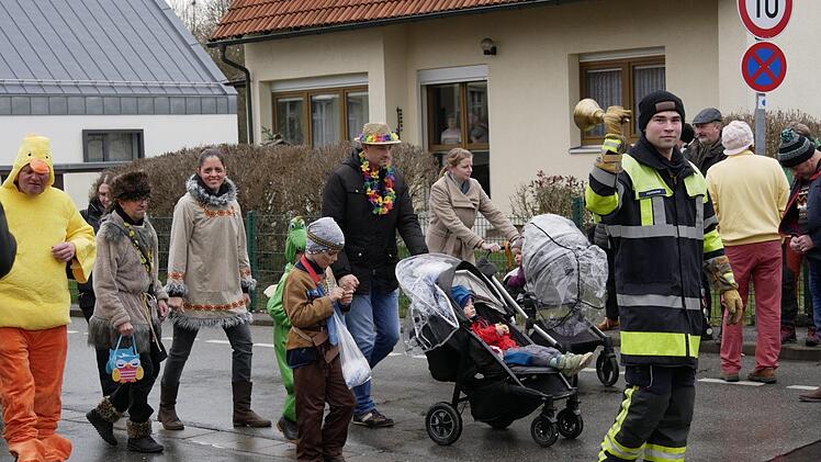 Der Ausläuter voran, gefolgt von der fröhlichen  Wefa-Gruppe
