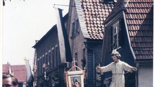 Kommunionmädchen tragen 1955 die Figur des Jesuskindes.Fronleichnamsprozession 1953 in der Schwedenstraße Foto: Walter Lieb