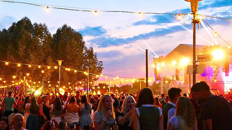 Der Festplatz direkt am Altmain bot beim Sonnenuntergang am Montag ein besonderes Ambiente. Christian Licha