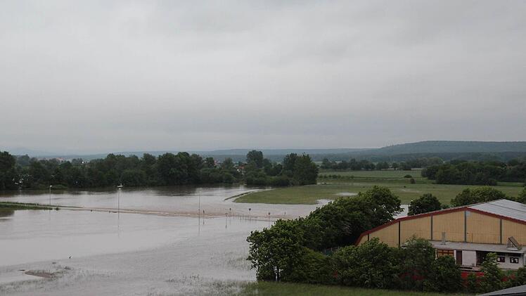 Blick aus dem Korb der Feuerwehr. Rechts ist die Tennishalle zu sehen. Foto: Johanna Blum