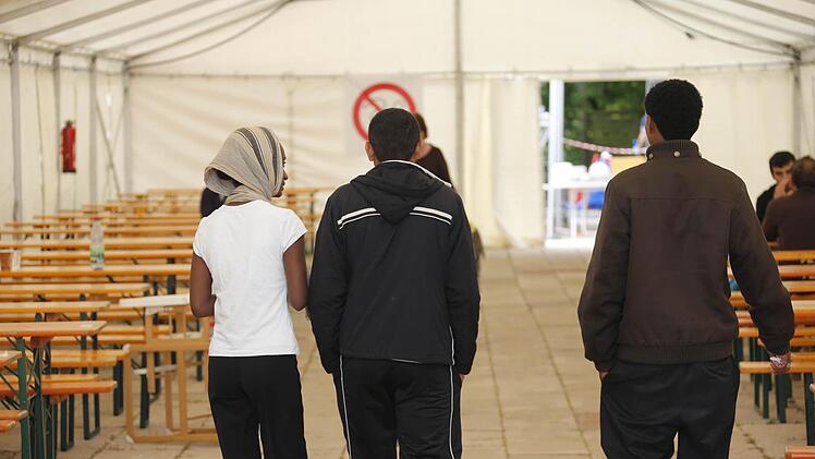 Asyl: Im Erlanger Freibad West wurde ein provisorisches Flüchtlingslager errichtet.