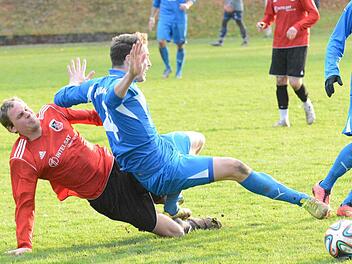 Zweimal Rot: Andreas Graup (links/FC Fuchsstadt) foult Nino Wagner (TSV Unterpleichfeld), der ihn anschließend umstößt. Foto: ssp