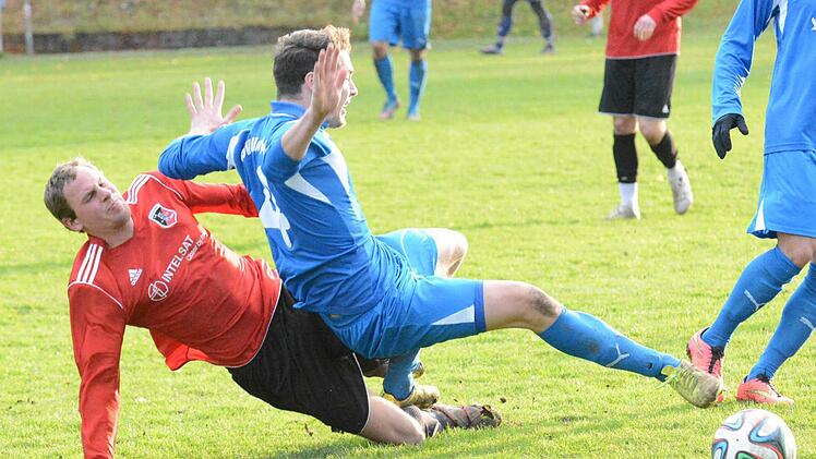 Zweimal Rot: Andreas Graup (links/FC Fuchsstadt) foult Nino Wagner (TSV Unterpleichfeld), der ihn anschließend umstößt. Foto: ssp