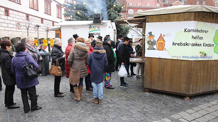 Da jedes Los ein Gewinn war und Glück in zweierlei Hinsicht brachte, bildeten sich vor der Gewinnausgabe auf dem Marktlatz lange Schlangen. Foto: Michael Stelzner