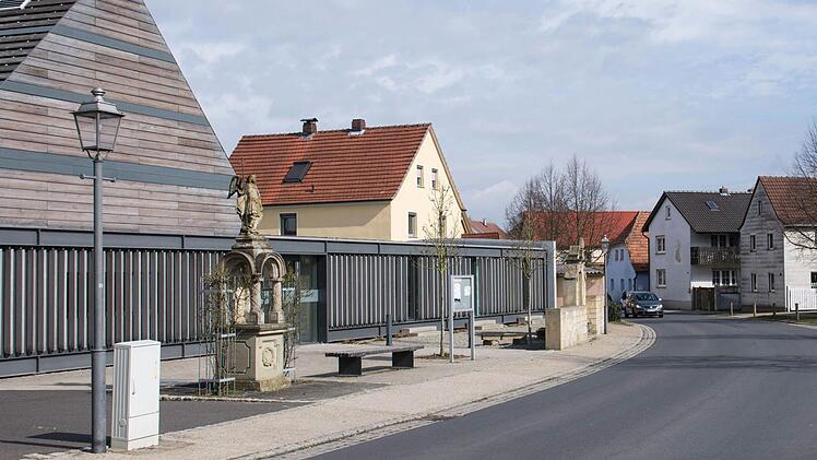 Die Überquerung der Hauptstraße in Wonfurt auf Höhe des Pfarrzentrums (links im Bild) ist ganz schön gefährlich, da aufgrund der Kurve die Einsicht erschwert ist. Franz-Josef Selig brachte daher in der Gemeinderatssitzung den Wunsch vor, eine Fußgängerüberquerung zu errichten.