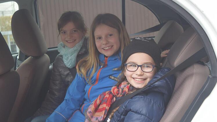 Enya, Helena und Kataria dürfen eine Runde im Elektroauto drehen. Foto: Daniela Pondelicek