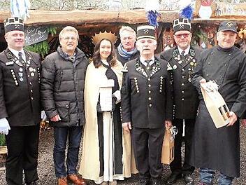 Eröffnung der Stockheimer Bergweihnacht mit der heiligen Barbara (Antonia Renk). Weiter im Bild (v. l.) Detlef Heublein, Knappenvorsitzender Heiko Eisenbeiß, Bürgermeister Rainer Detsch, Ludwig Brauer, Vorsitzender Gerwin Eidloth (Förderverein), Norbert Häfner, Michael Hohenadel und Günther Scheler Foto: Gerd Fleischmann