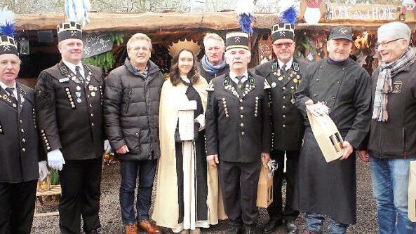 Eröffnung der Stockheimer Bergweihnacht mit der heiligen Barbara (Antonia Renk). Weiter im Bild (v. l.) Detlef Heublein, Knappenvorsitzender Heiko Eisenbeiß, Bürgermeister Rainer Detsch, Ludwig Brauer, Vorsitzender Gerwin Eidloth (Förderverein), Norbert Häfner, Michael Hohenadel und Günther Scheler Foto: Gerd Fleischmann
