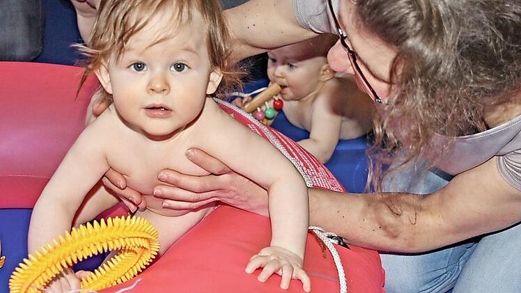 Ganz persönliche Betreuung erfährt hier Jonathan von Kursleiterin Elke Beierlieb. Fotos: Helmut Will