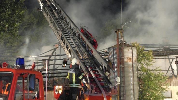 Großbrand in Hegnabrunn im Juli 2018 mit 120 Einsatzkräften von FW, THW und BRK Foto: Archiv/Peter Müller