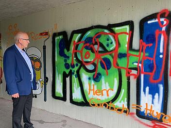 Nicht einmal vor  legalen Schüler-Graffiti haben die Sprayer in Hirschaid zurückgeschreckt.  Bürgermeister Klaus Homann  haben die Kunstwerke in der Unterführung immer besonders gut gefallen. Foto: A. Schreiber
