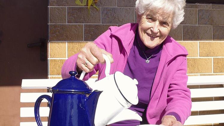 Johanna Kömpel hat die  Emaille-Kannen, eine für Kaffee, eine für Milch, und mehrere Keramiktassen von damals  aufgehoben.  Stephanie Elm