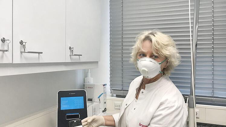 Brose-Betriebs&auml;rztin Dr. Claudia Weber ermittelt Viren-Infektionen in nur 2,5 Stunden. Bild: Brose