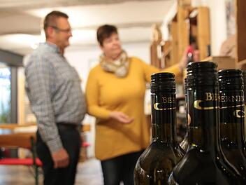Weine aus Franken gibt es viele. Allein um die 60 verschiedenen führt das Ehepaar Dietz in ihrer Weinstube in Forchheim.  Foto: Mirjam Stumpf