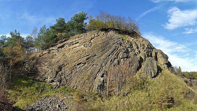 In Franken gibt es viele schöne Geotope. Der Lindenstumpf zeigt die innere Struktur eines Vulkankegels.