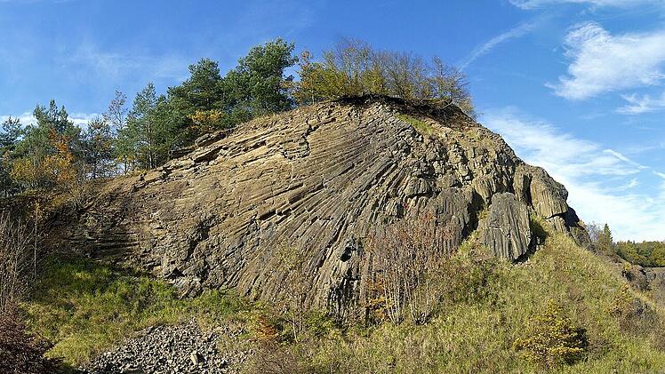 In Franken gibt es viele schöne Geotope. Der Lindenstumpf zeigt die innere Struktur eines Vulkankegels.