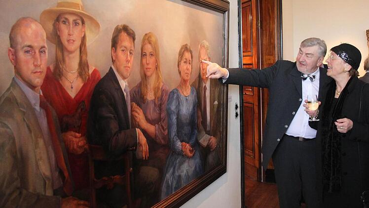 Das Familienportrait, ein Geschenk der Familienstiftung für ihren langjährigen Geschäftsführer Prinz Andreas, zog die Blicke auf sich. Erschaffen hat es der Dresdner Maler Christoph Wetzel.