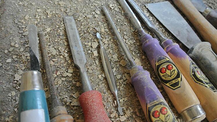 Das Werkzeug zum vorsichtigen Freilegen des Stucks hat sich Silvia Schuhmann zum Teil selbst gebastelt, etwa den abgekürzten Maurerspatel (links). Fotos: Brigitte Krause