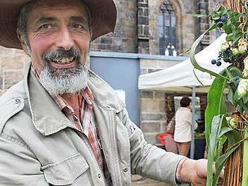 Heinrich Geßlein aus Marktgraitz war einer der Leiter der beim Korbmarkt angebotenen Flechtkurse. Die Anzahl der Teilnehmer machte ihn zufrieden. Fotos: Markus Häggberg