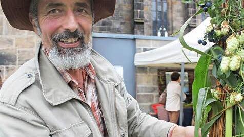 Heinrich Geßlein aus Marktgraitz war einer der Leiter der beim Korbmarkt angebotenen Flechtkurse. Die Anzahl der Teilnehmer machte ihn zufrieden. Fotos: Markus Häggberg