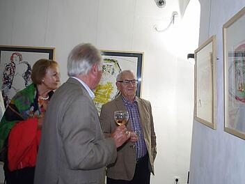 Seit Freitag ist im Fürstenbau der Festung Rosenberg Grafisches aus den Kronacher Partnerstädten zu sehen. Bereits zur Vernissage fanden sich viele Gäste ein.  Foto: Heike Schülein