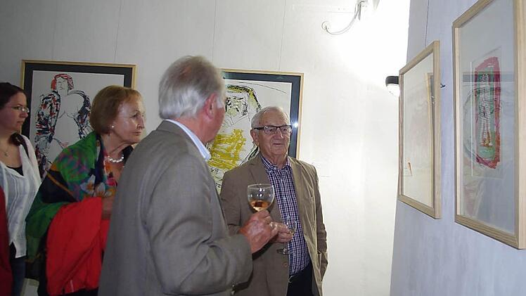 Seit Freitag ist im Fürstenbau der Festung Rosenberg Grafisches aus den Kronacher Partnerstädten zu sehen. Bereits zur Vernissage fanden sich viele Gäste ein.  Foto: Heike Schülein