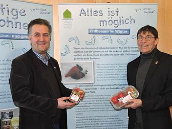 "Virtuelles Wasser" - ganz real, und zwar auf der Wasserkuppe. Von links Torsten Raab, Leiter der Hessischen Verwaltungsstelle des UNESCO-Biosphärenreservats Rhön sowie Volker Strauch, Leiter des Umweltzentrums Fulda.