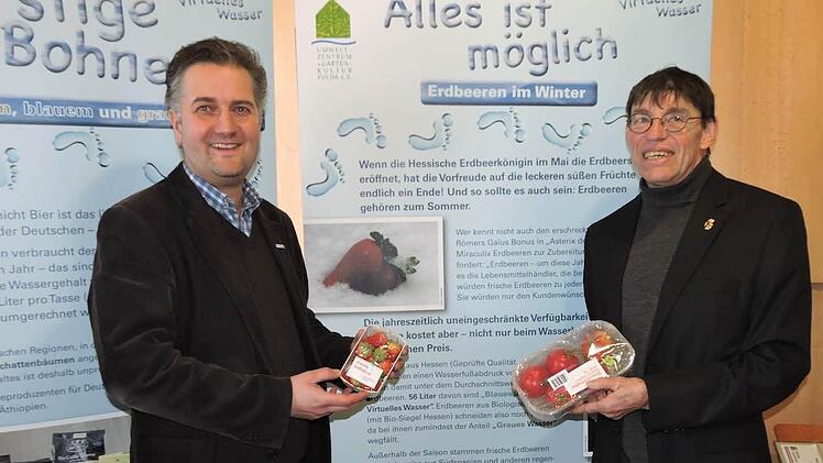 "Virtuelles Wasser" - ganz real, und zwar auf der Wasserkuppe. Von links Torsten Raab, Leiter der Hessischen Verwaltungsstelle des UNESCO-Biosphärenreservats Rhön sowie Volker Strauch, Leiter des Umweltzentrums Fulda.