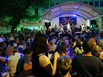 Der Schlosshof rockte zum Altstadtfest in Herzogenaurach.  Fotos: Andreas Brandl