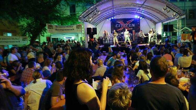 Der Schlosshof rockte zum Altstadtfest in Herzogenaurach.  Fotos: Andreas Brandl