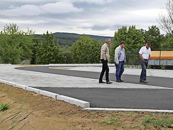 Bernd Drummer, Max Brust und Georg Kötzner (v.l.) nehmen den neuen Parkplatz ab.  Foto: Franz Galster