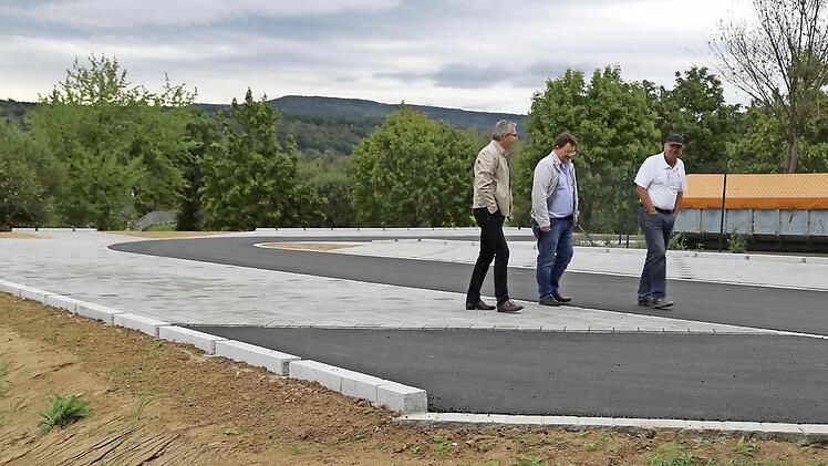 Bernd Drummer, Max Brust und Georg Kötzner (v.l.) nehmen den neuen Parkplatz ab.  Foto: Franz Galster